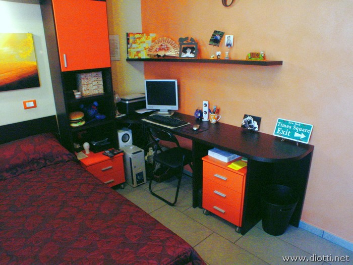 L'angolo home-office attrezzato come scrittoio e porta-computer.